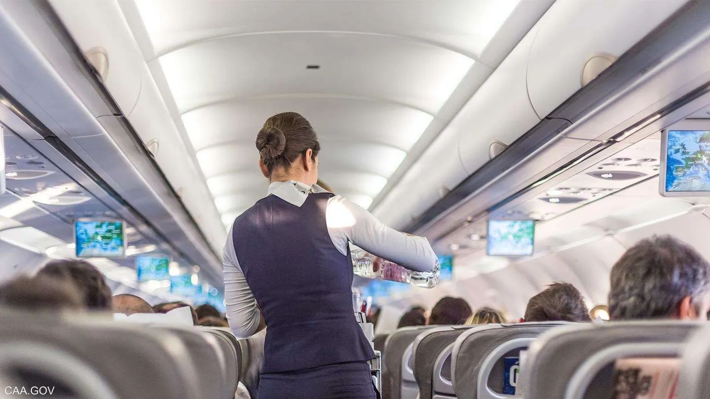 مضيفة تكشف سر إخفاء الماء عن الركاب