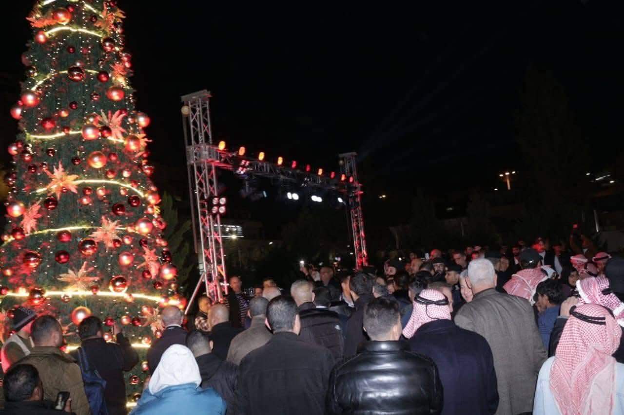 السياحة تنظم حفلا لإضاءة شجرة عيد الميلاد بمدينة السلط