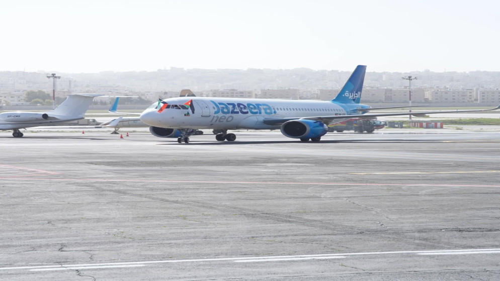 أولى رحلات طيران الجزيرة تصل من الكويت إلى مطار عمان