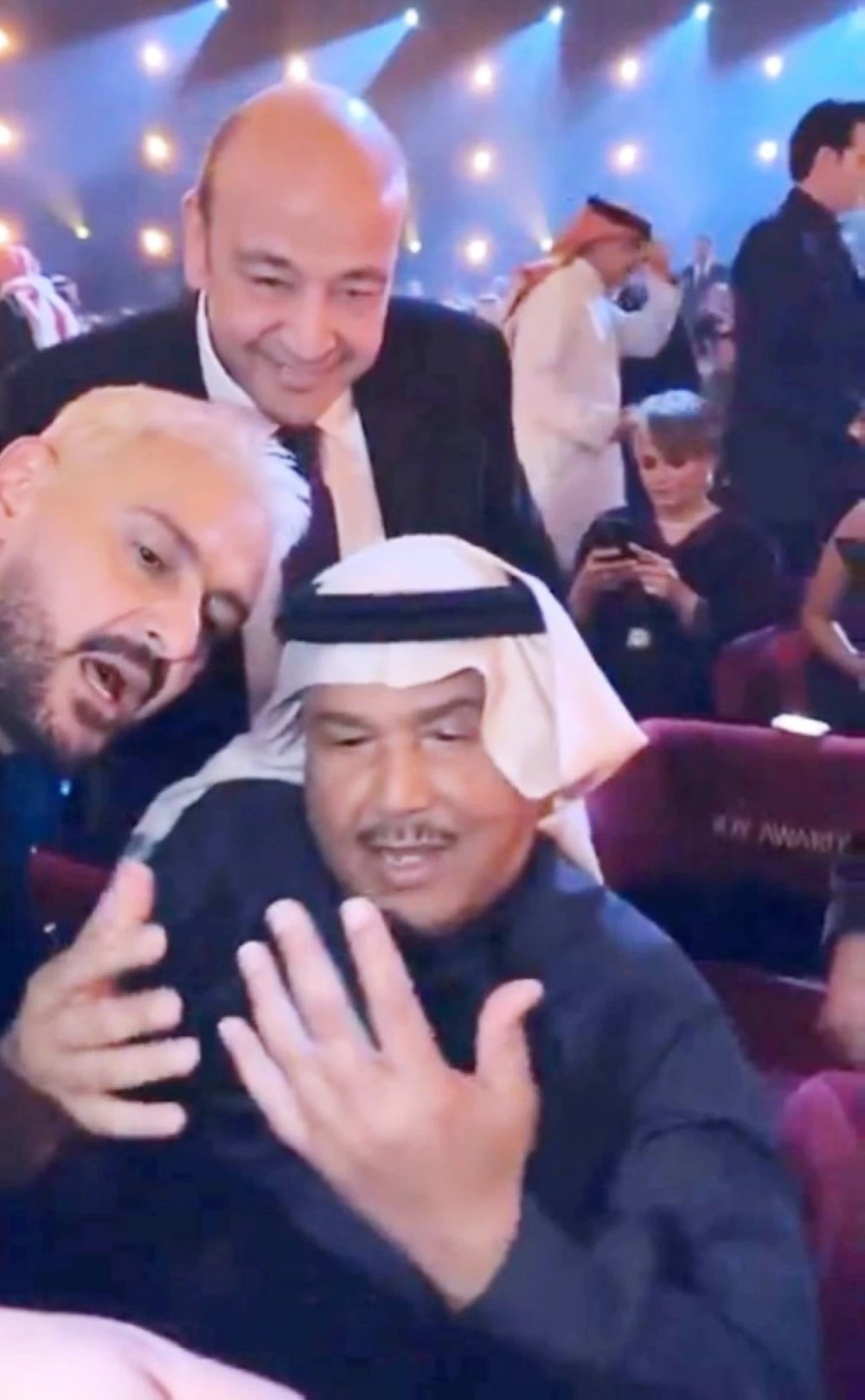 كواليس Joy Awards  ..  فنان العرب يحاصر رامز 