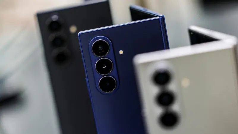 سامسونغ تكشف أول هاتف ثلاثي الطي الشهر المقبل