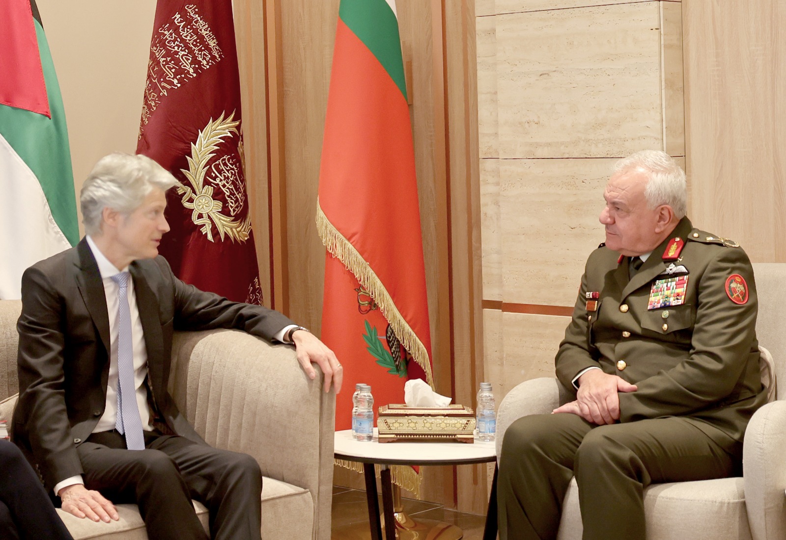 رئيس هيئة الأركان يستقبل مدير عام السياسة الأمنية 