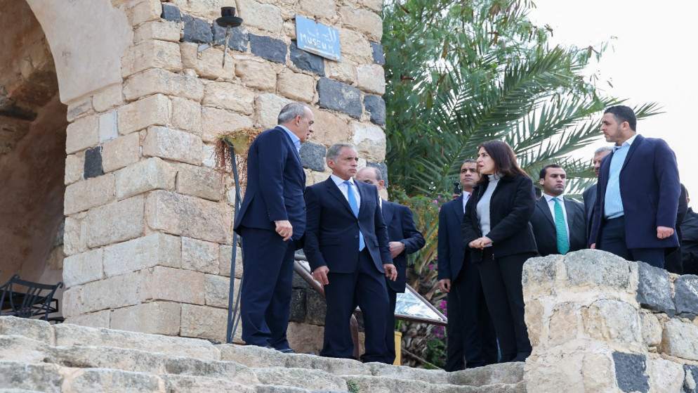 رئيس الوزراء يوجّه بصيانة وتأهيل متحف أم قيس الأثري