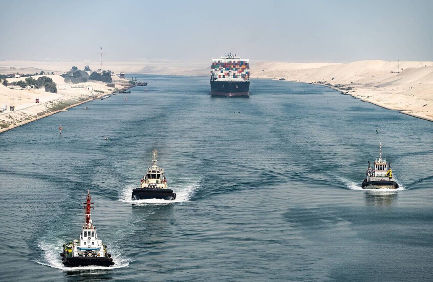  جنوح سفينة خارج المجرى الملاحي لقناة السويس