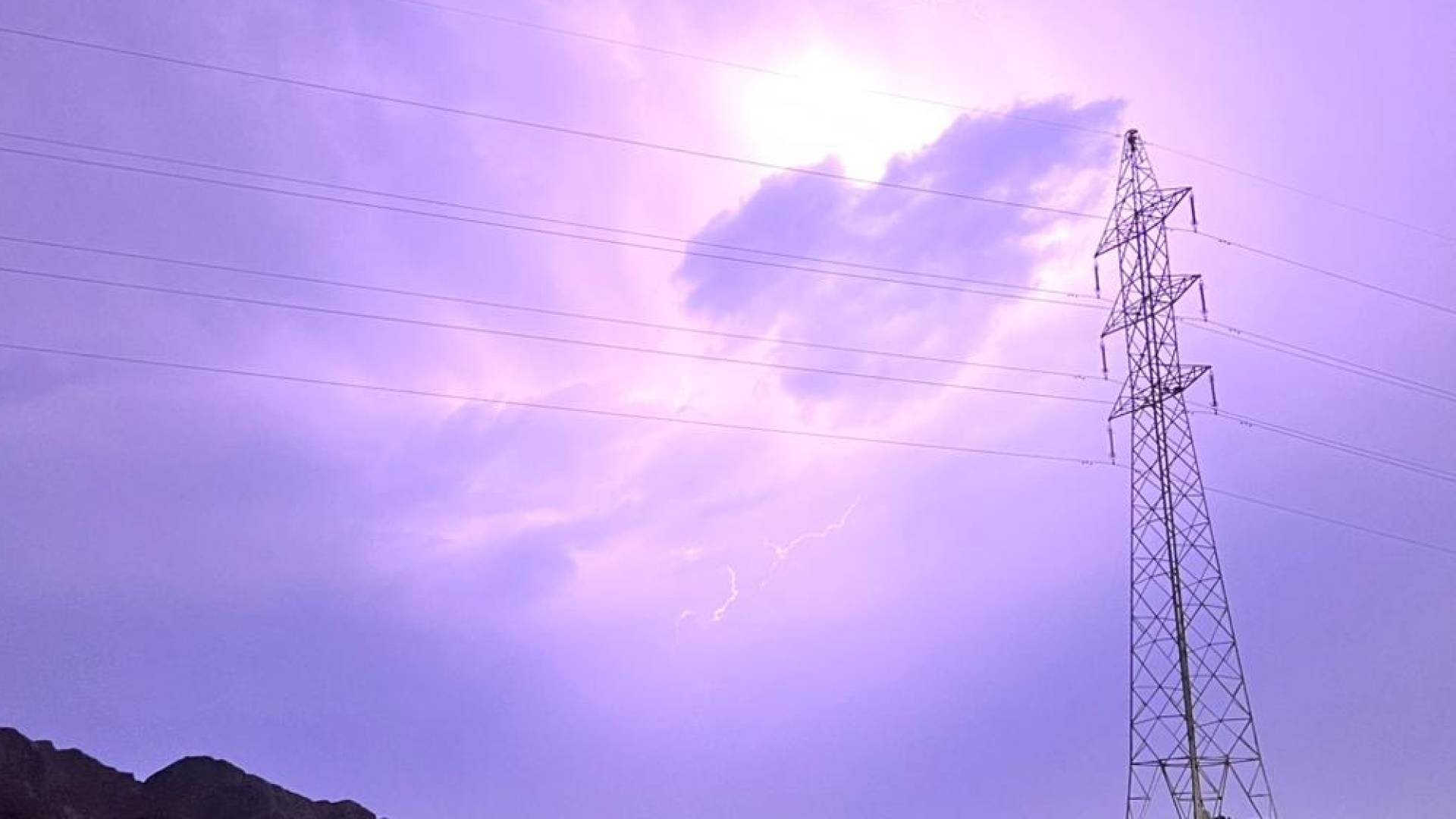 أمطار غزيرة تهطل على العقبة وسط حالة عدم الاستقرار .. فيديو 