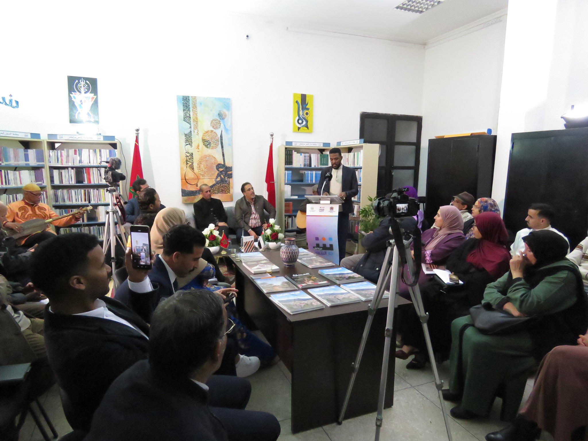 خيوط ضوء من جسور المحبة في الدورة السادسة  لصالون دار الشعر بمراكش الشعري 