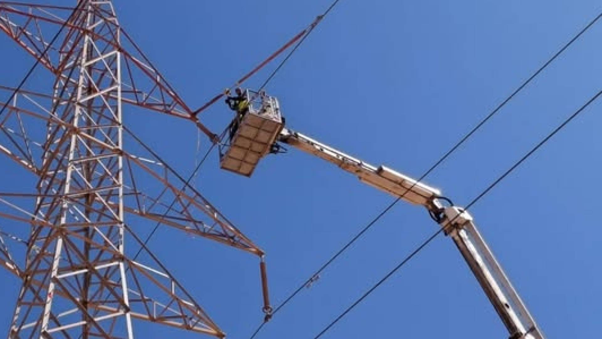 شركة الكهرباء الوطنية تعيد تشغيل خط الإذاعة - الأزرق