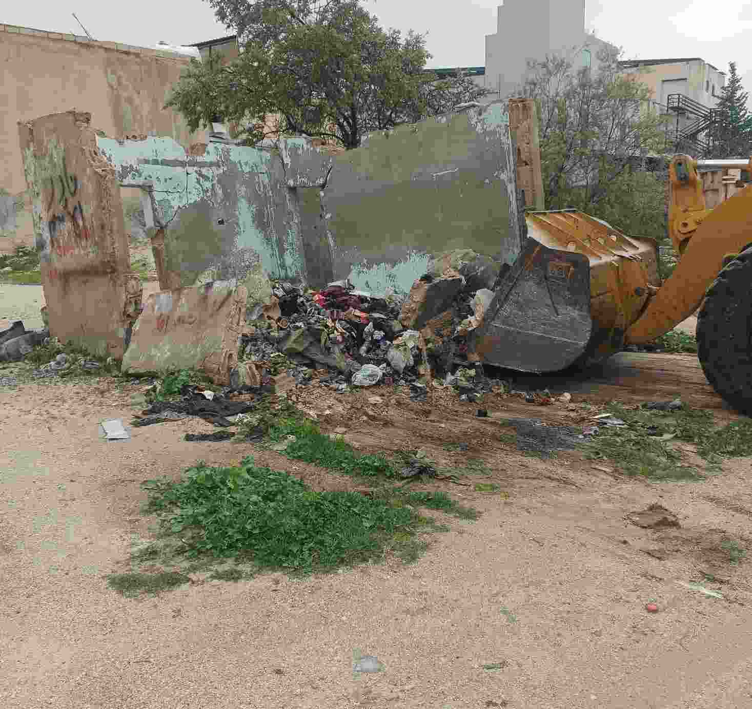 بلدية إربد تزيل بناء مهجورًا يشكل مكرهة صحية