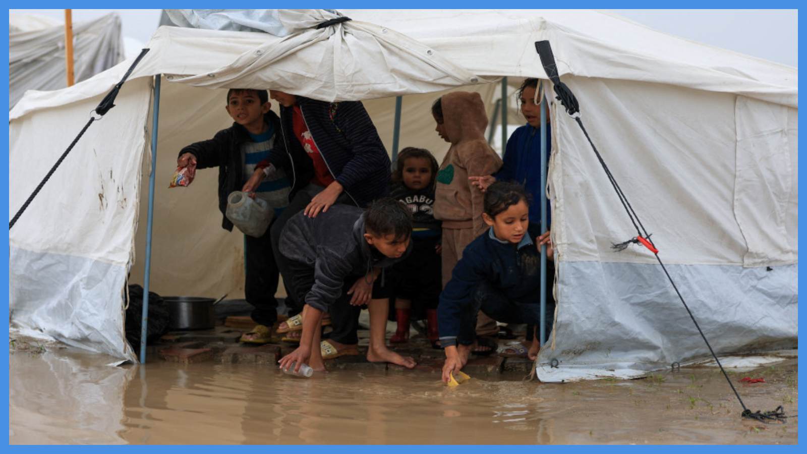 أطباء بلا حدود: أطفال غزة يموتون برداً