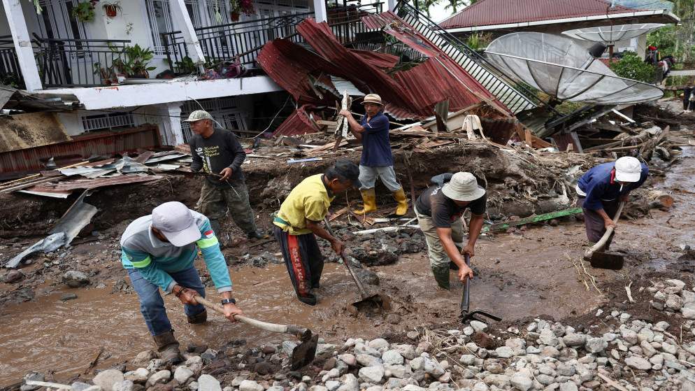 وفاة 13 جراء حريق في مبنى من 7 طوابق في إندونيسيا 