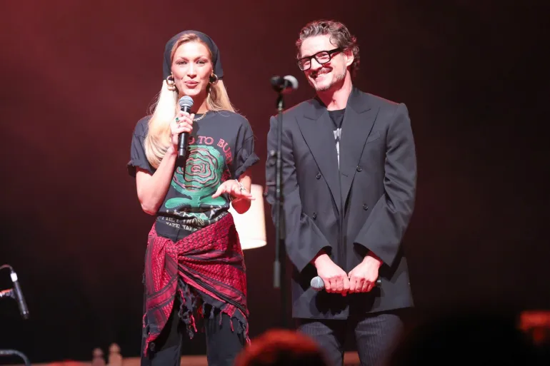 بيلا حديد بالكوفية الفلسطينية في لوس أنجلوس  ..  صور 