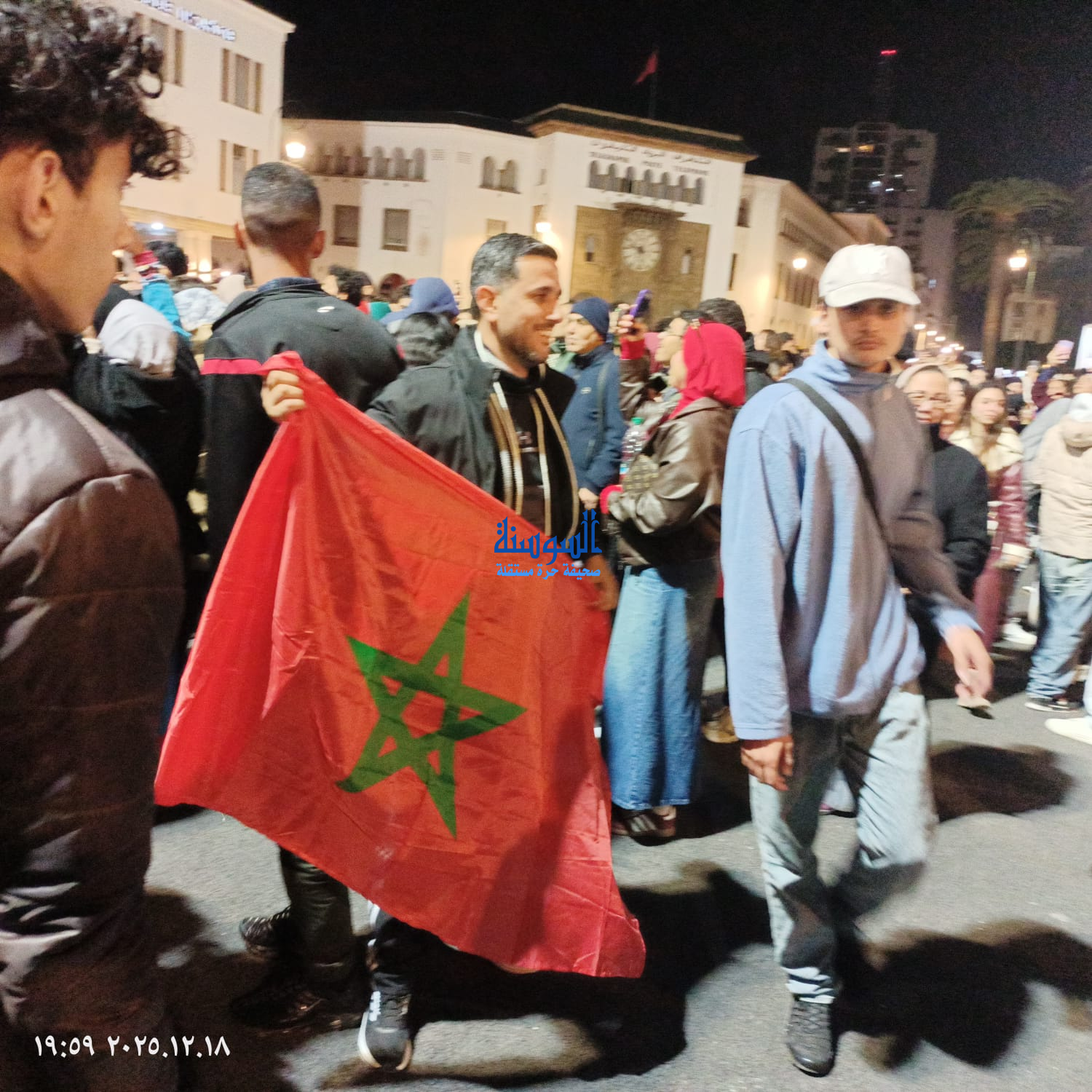 احتفالات صاخبة في شارع محمد الخامس بالرباط بعد تتويج المغرب بكأس العرب 2025  ..  فيديو