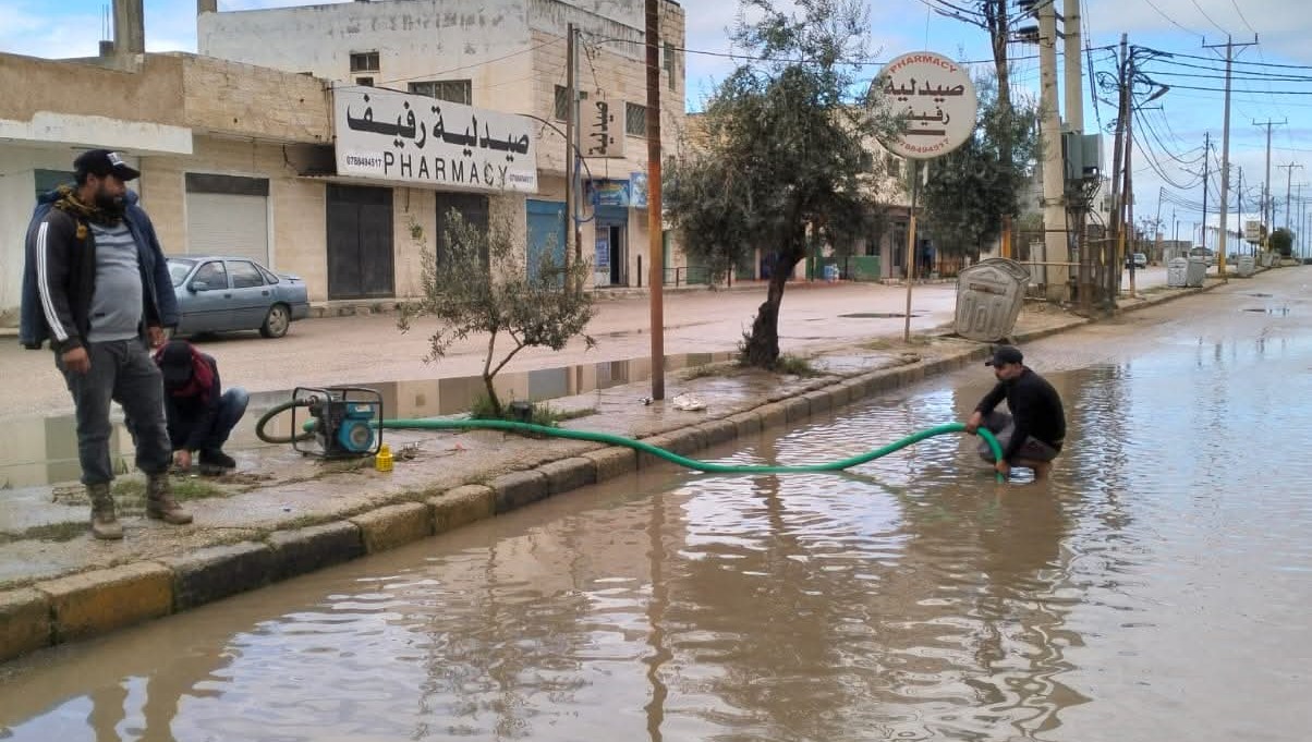 بلدية الطيبة تتعامل مع تجمعات لمياه الأمطار 