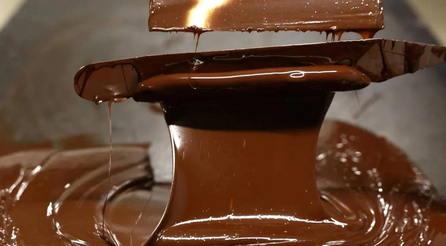  الشوكولاتة الداكنة قد ترفع الكوليسترول الجيد