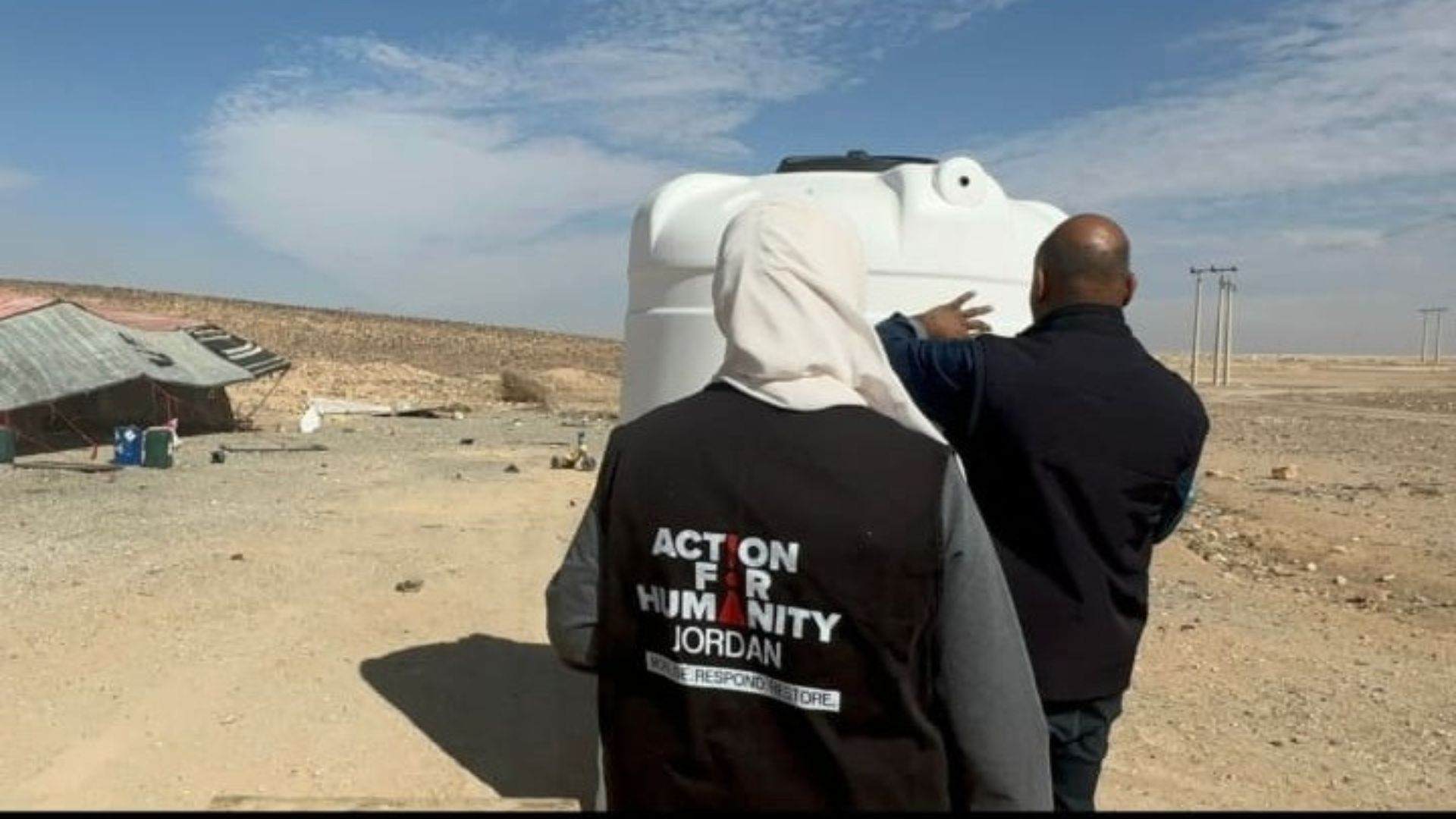 الصندوق الهاشمي لتنمية البادية يوزع خزانات مياه في لواء الحسا 