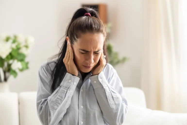 عرض غير مألوف يربط بين انقطاع الطمث والتقلبات الهرمونية