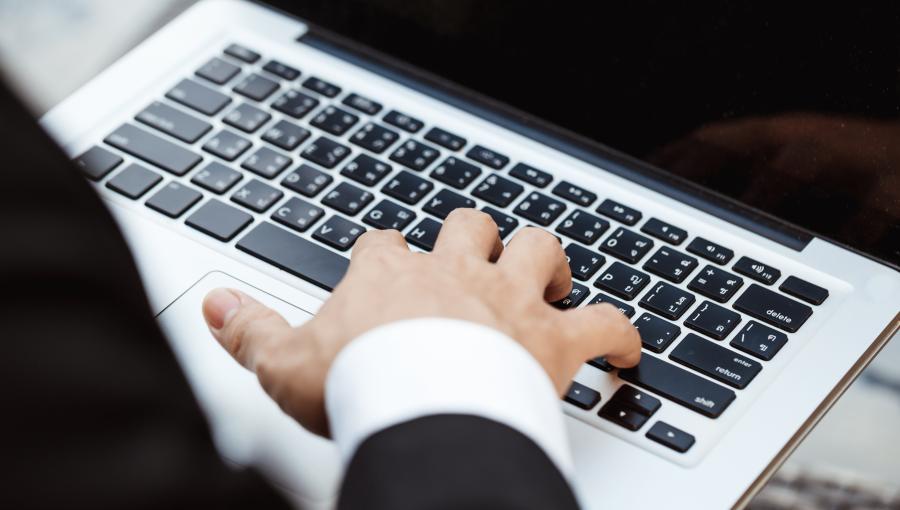 يحق لهذا الموظف التقاعد متى شاء ..  توضيح حكومي