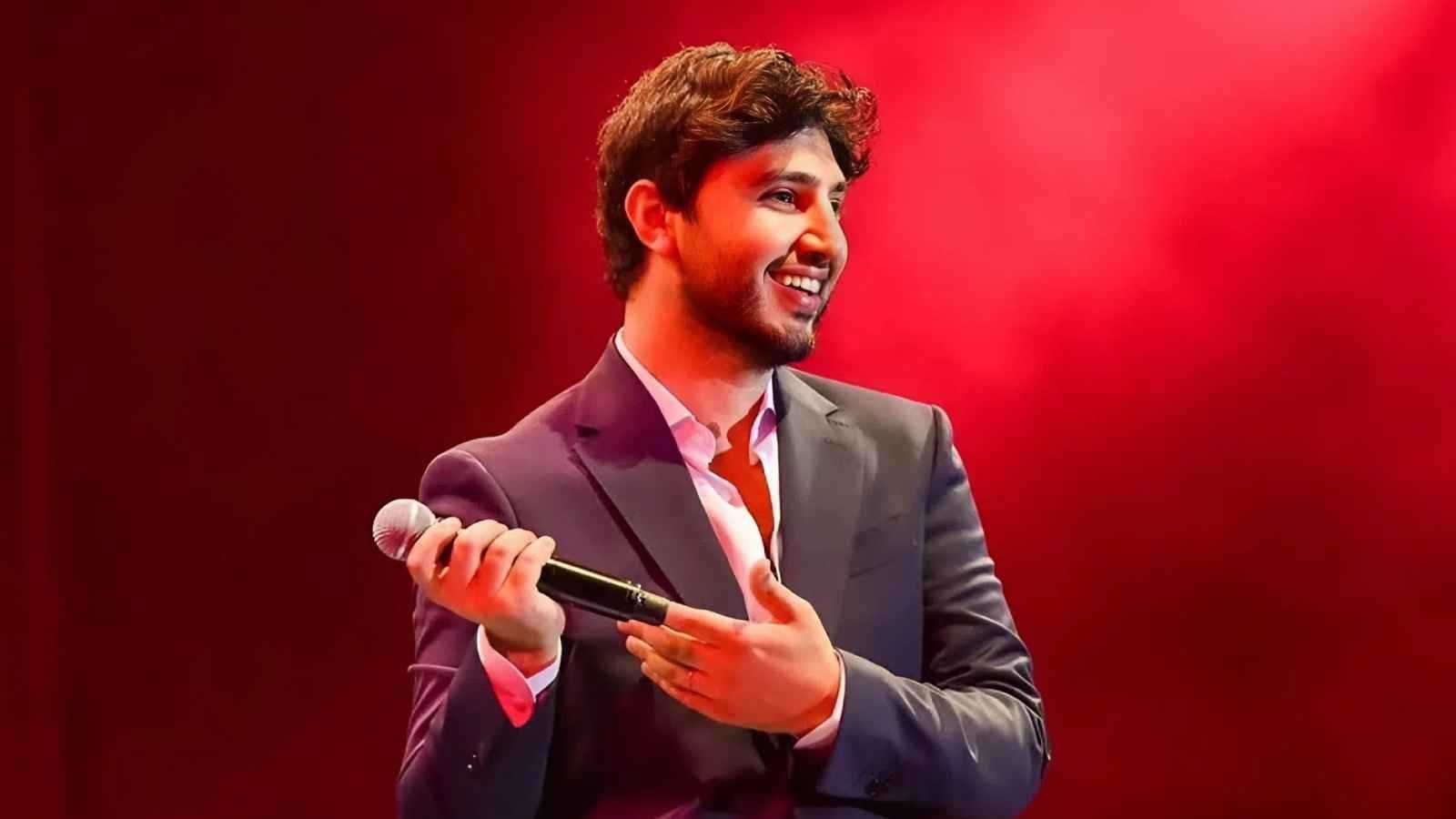 محمد شاكر يعود إلى المسرح بعد غياب مؤثر