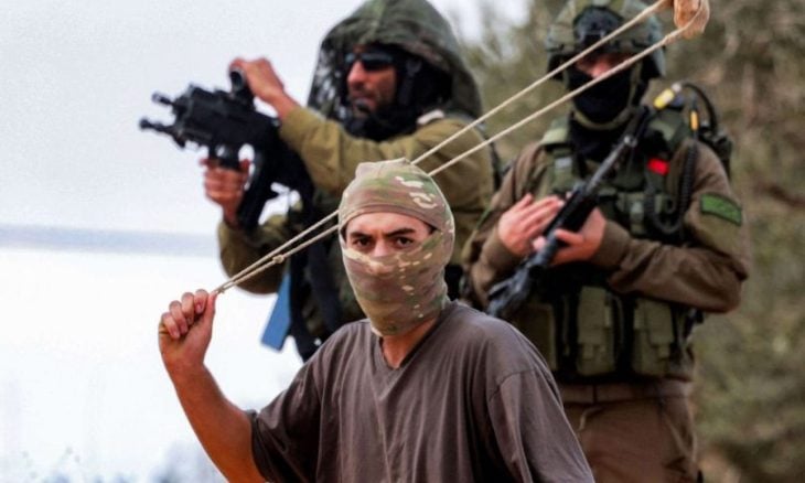 إصابة 3 فلسطينيين برصاص مستوطنين إسرائيليين شمال القدس