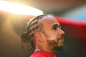 هاميلتون يخطف الأضواء بأزياء ديور في أبوظبي