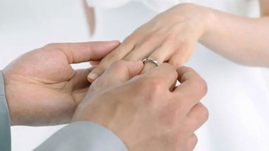 دعوات لتوفير بدائل اقتصادية للفتيات المعرضات للزواج المبكر