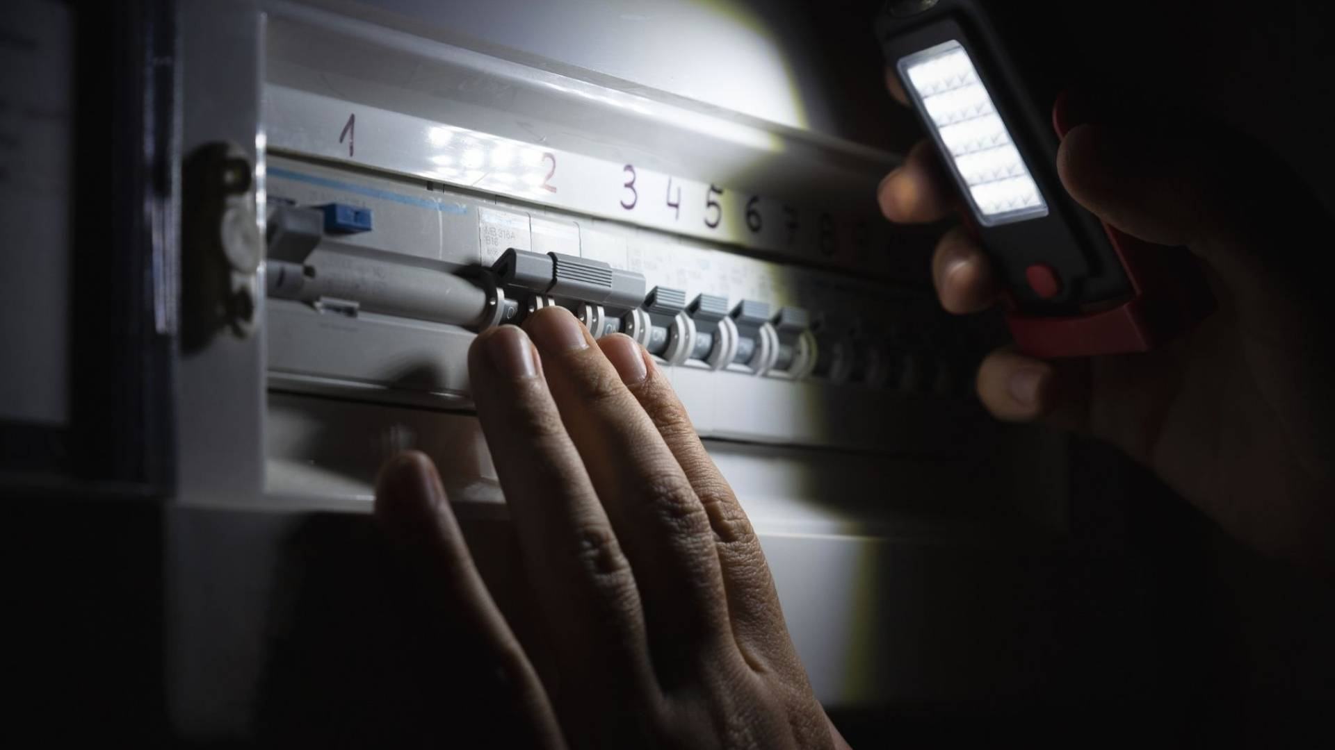 الطاقة النيابية توصي بإعفاء رسوم إعادة الوصل وتثبيتها عند 3 دنانير