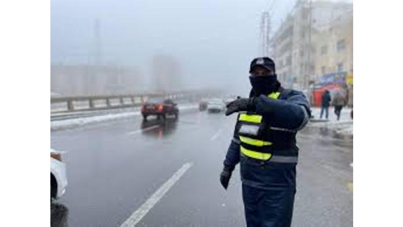 تحذير : تراكم البَرَد يهدد سلامة السائقين على طريق شويعر–الزرقاء