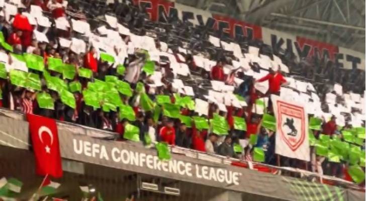 لفتة إنسانية من مدرجات تركيا لنصرة القضية الفلسطينية 