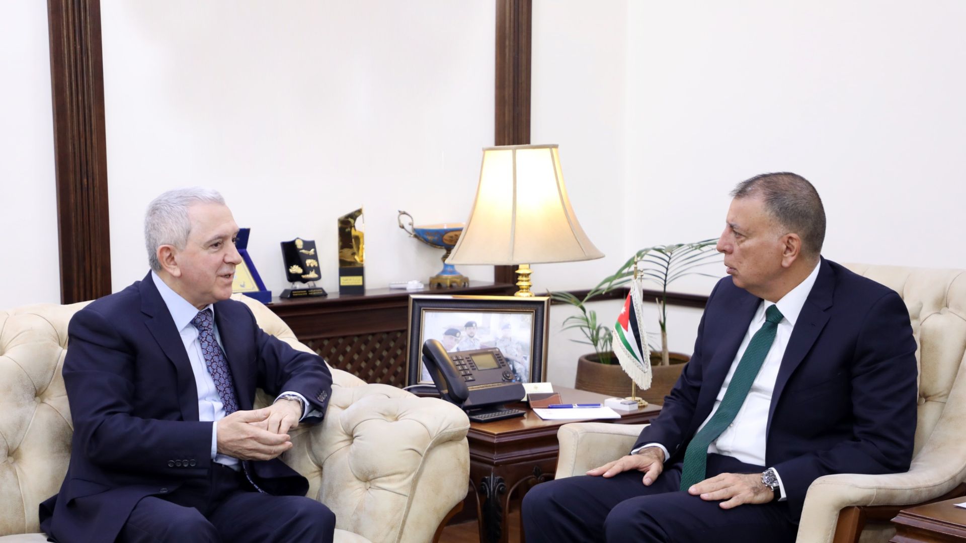 وزير الداخلية يلتقي سفير جمهورية أذربيجان