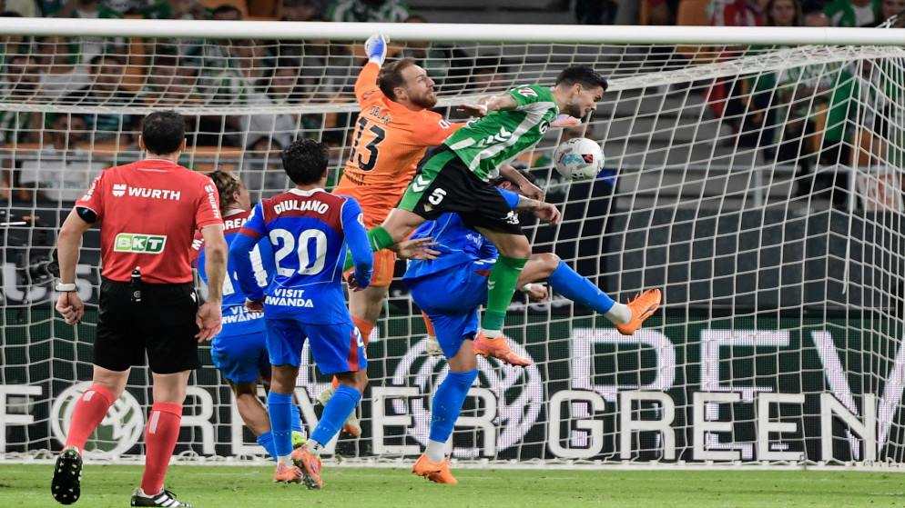 أتلتيكو يواصل التألق ويهزم بيتيس بثنائية