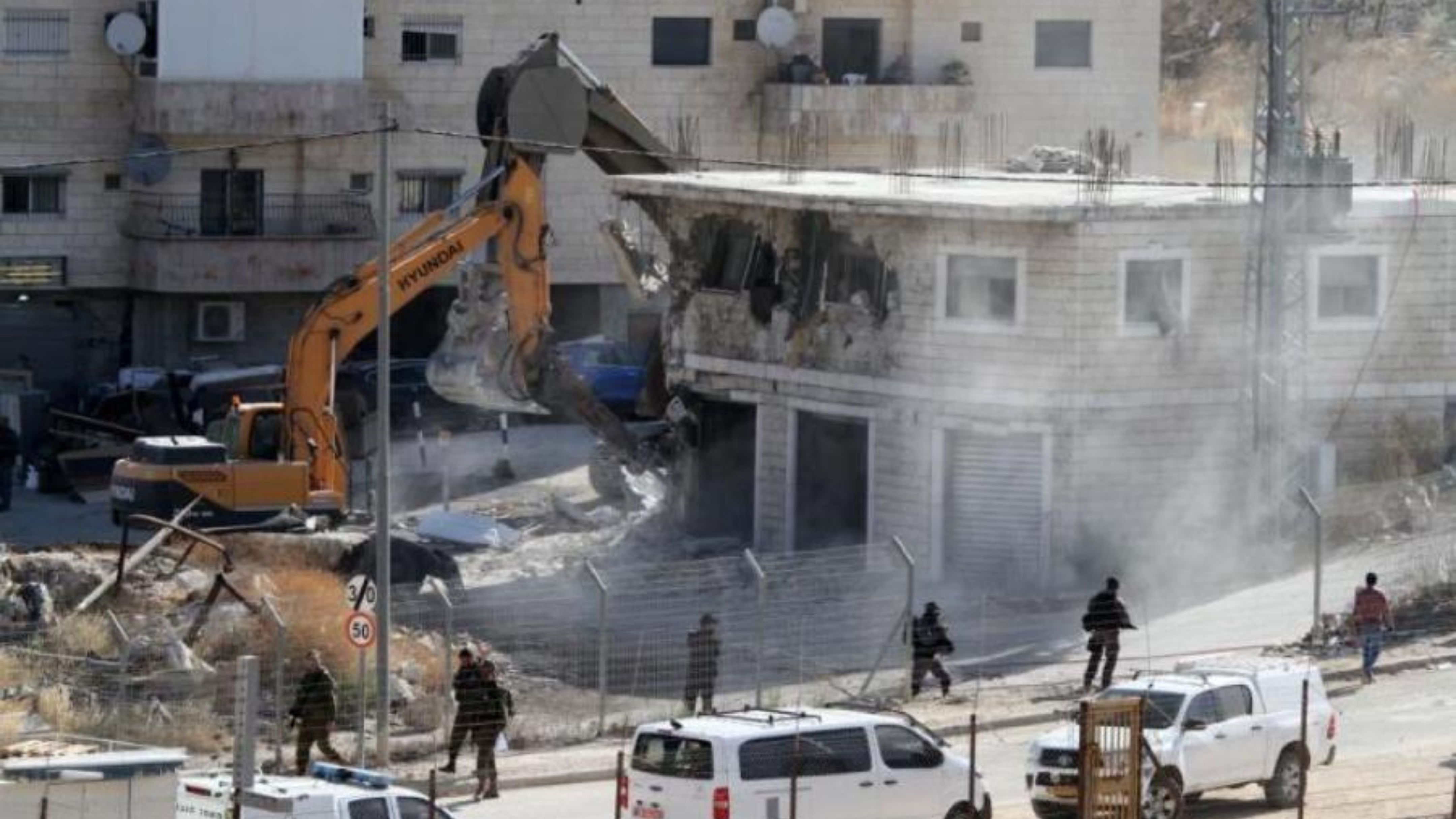  هدم بناية وإصابة فلسطينيين باعتداءات المستوطنين واقتحام الأقصى