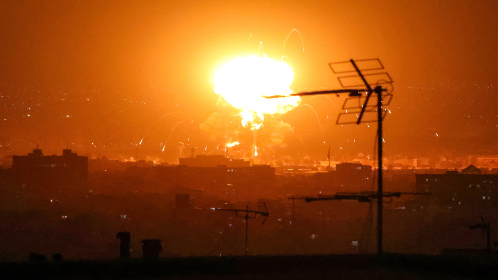 استهداف أميركي إسرائيلي لمخازن نفط في طهران