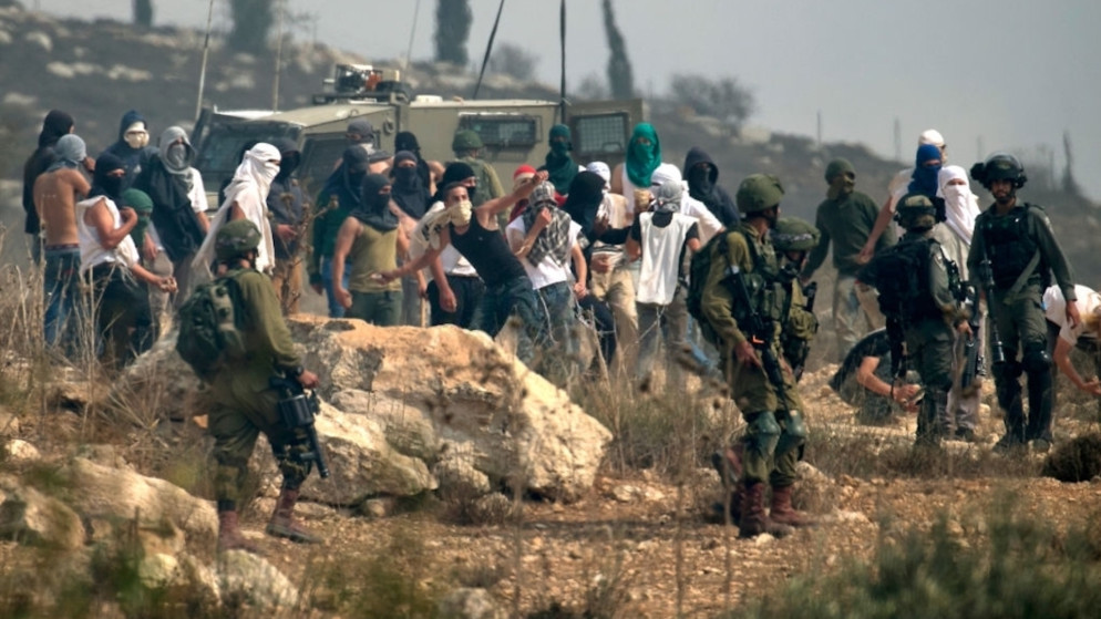 إصابة فلسطينية إثر رشق مستوطنين المركبات بالحجارة