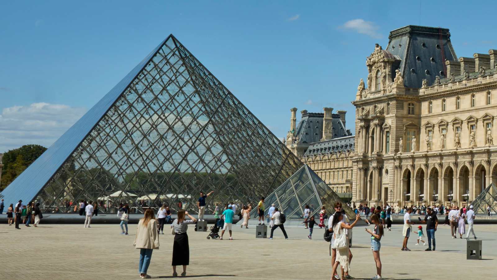 لصوص اللوفر يهربون في مشهد سينمائي مذهل .. فيديو 