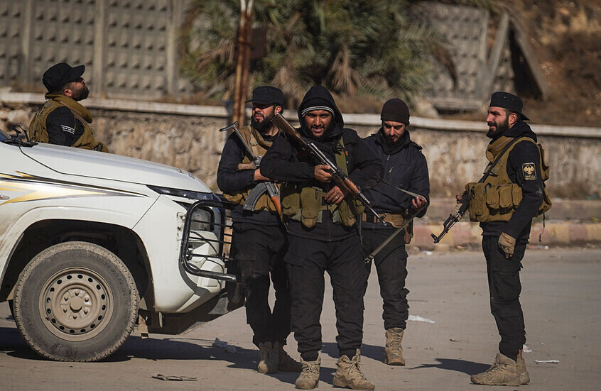 الجيش السوري بدأ اقتحام مدينة الطبقة وطوق مطارها العسكري