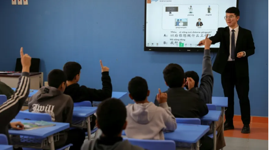 التربية تبحث إدراج اللغة الصينية في المدارس الحكومية 