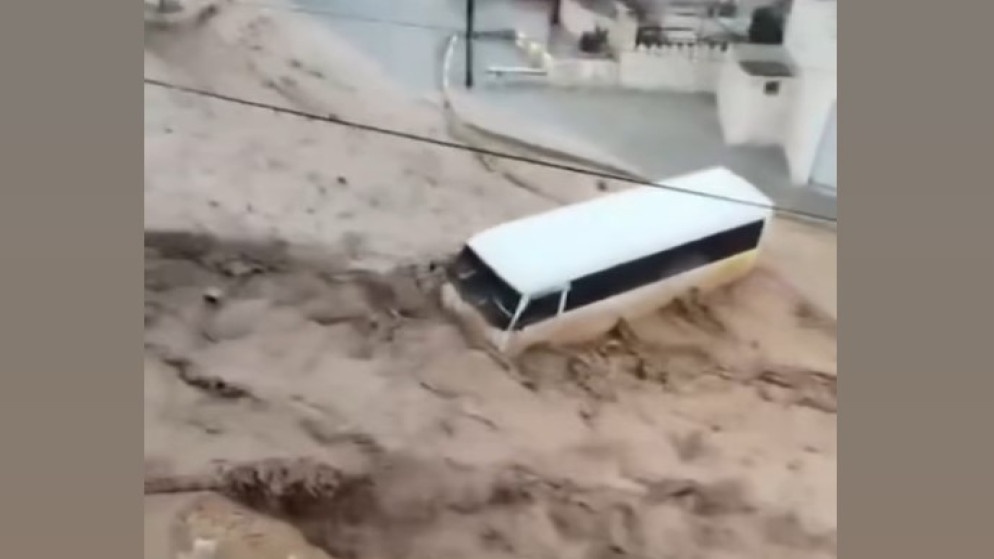 السيول تجرف حافلة في وادي أبو الزيغان بالزرقاء  .. فيديو