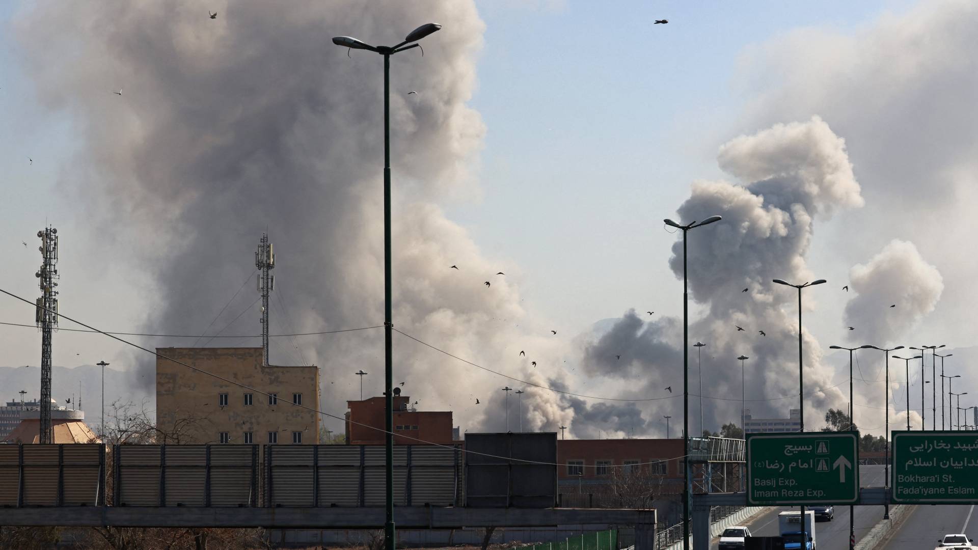 رشقة صاروخية إيرانية تجاه النقب وبئر السبع وديمونا في فلسطين 