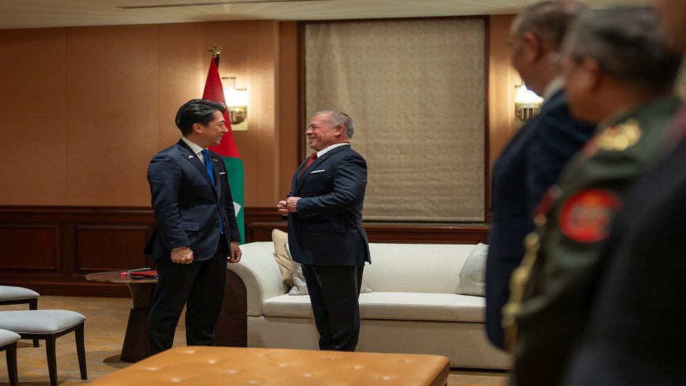 الملك يلتقي في طوكيو وزير الدفاع الياباني