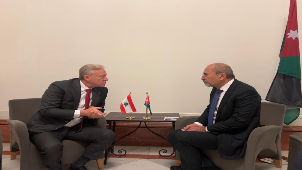 الصفدي يلتقي مع نظيره اللبناني في برشلونة