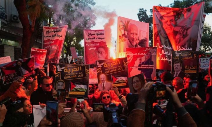 آلاف التونسيين يحتجون على توقيف معارضين