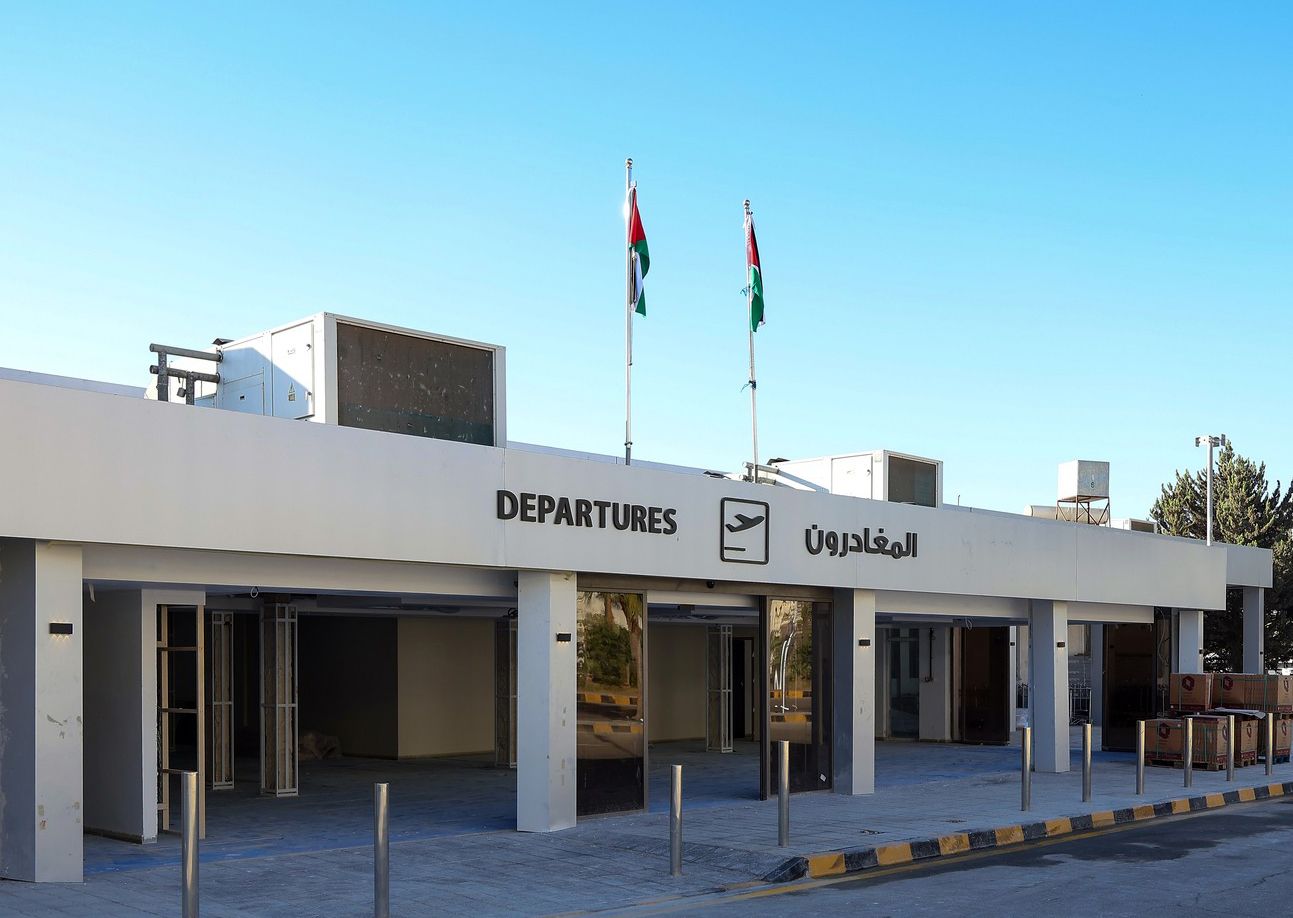 مطار مدينة عمّان يستقبل أول طائرة بعد تشغيله