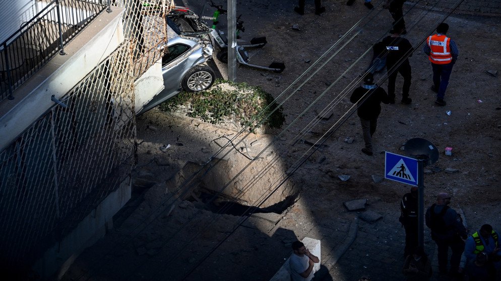 إيران تستهدف إسرائيل بصاروخ عنقودي وإصابتان خطيرتان قرب تل أبيب