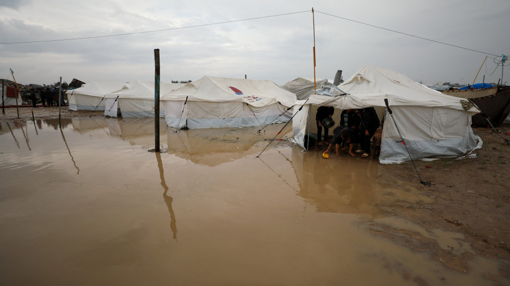 المأساة تتعمّق ..  14 شهيداً في غزة برداً وغرقاً