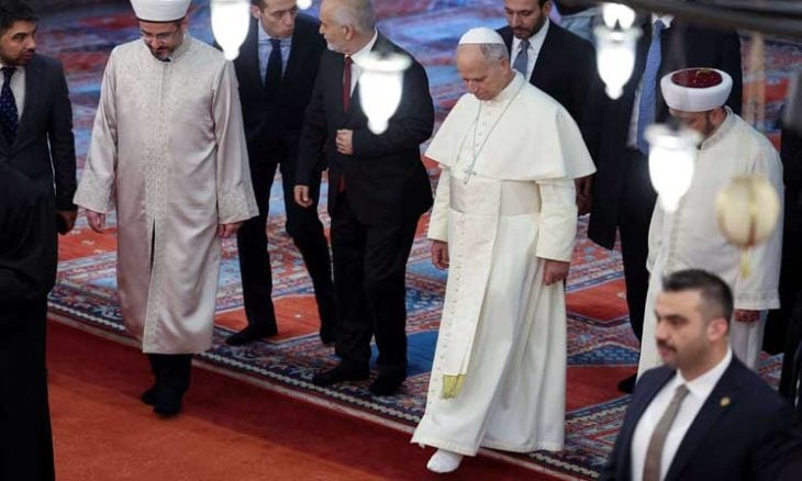 بابا الفاتيكان يخلع حذاءه خلال زيارته لمسجد  ..  صور 