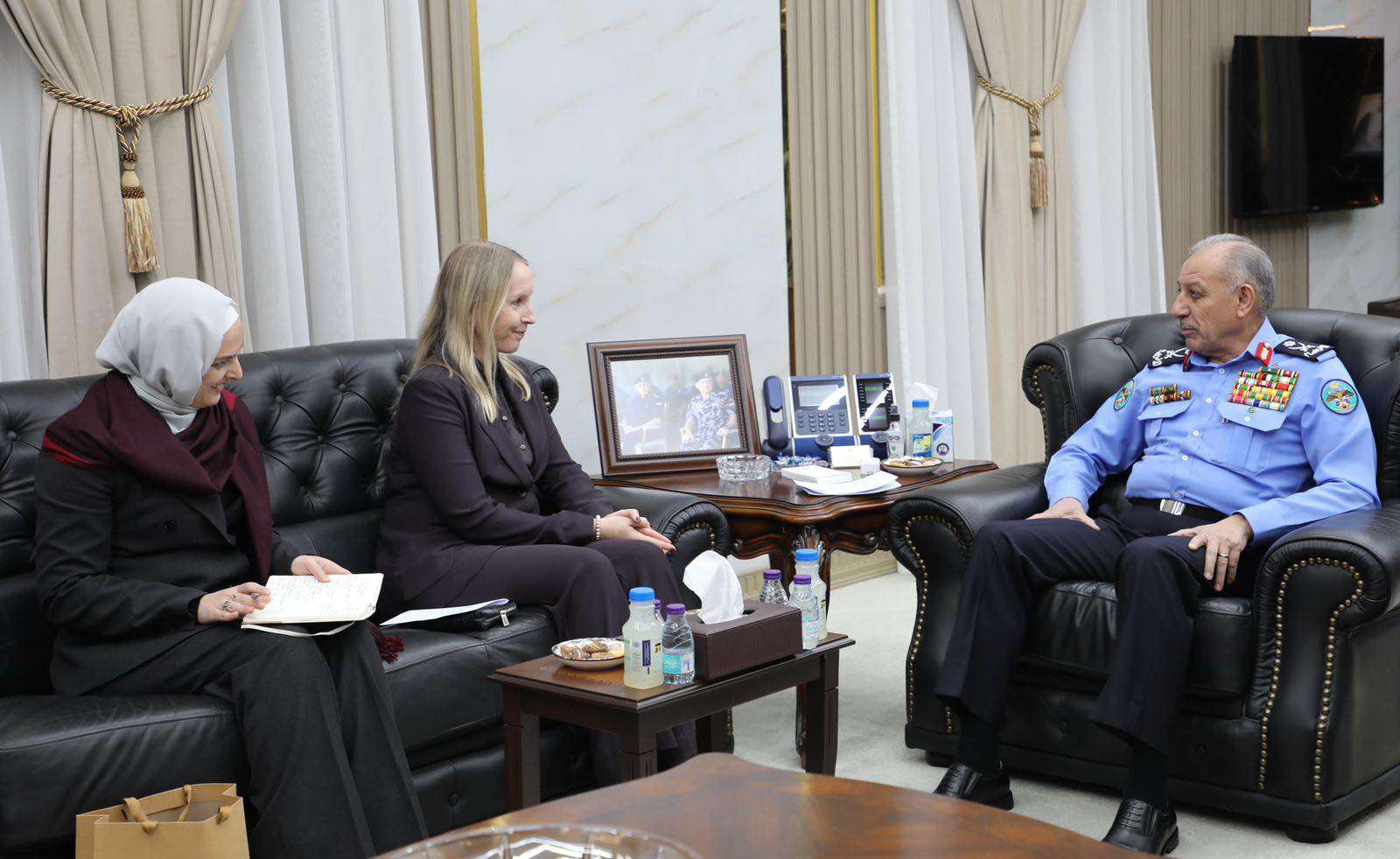 مدير الأمن العام يبحث والسفيرة الهولندية تعزيز التعاون الأمني