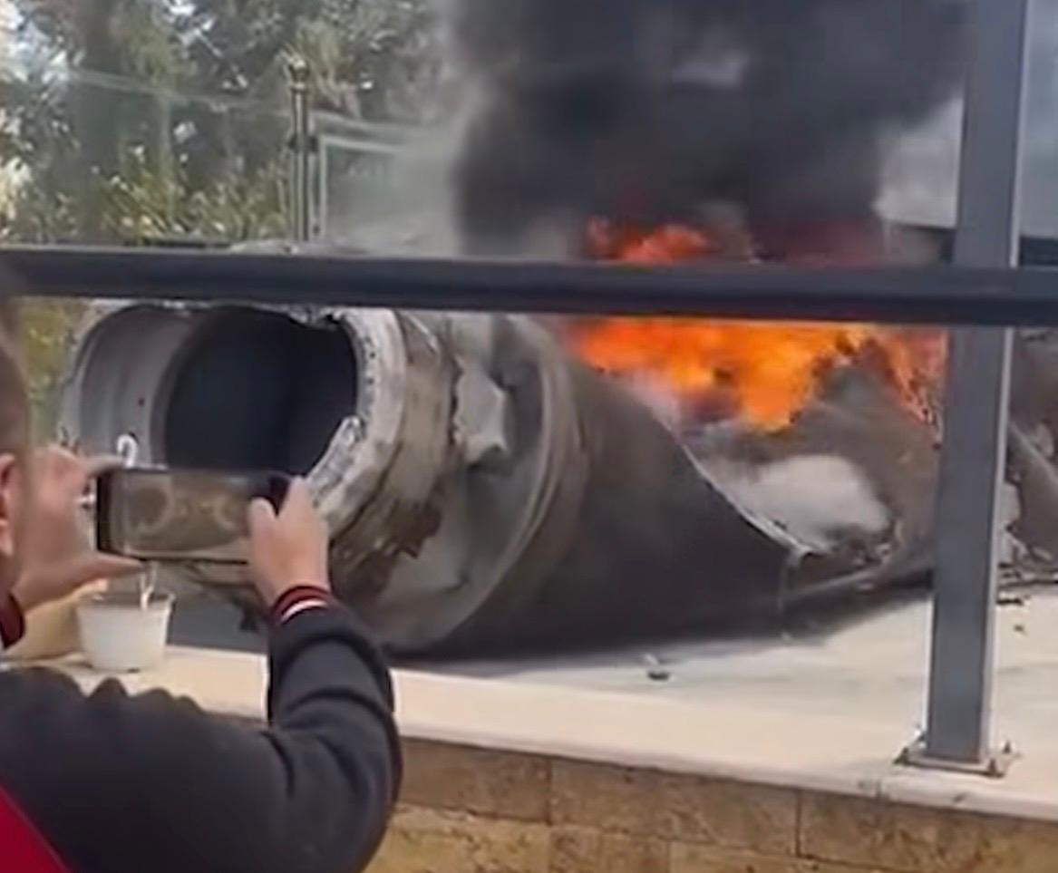 سقوط شظايا صاروخ في منطقة مرج الحمام بعمان ..  فيديو 