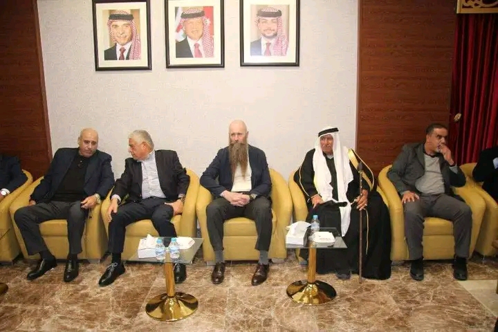 السفير الأمريكي يقدّم واجب العزاء بوفاة والدة النائب حداد