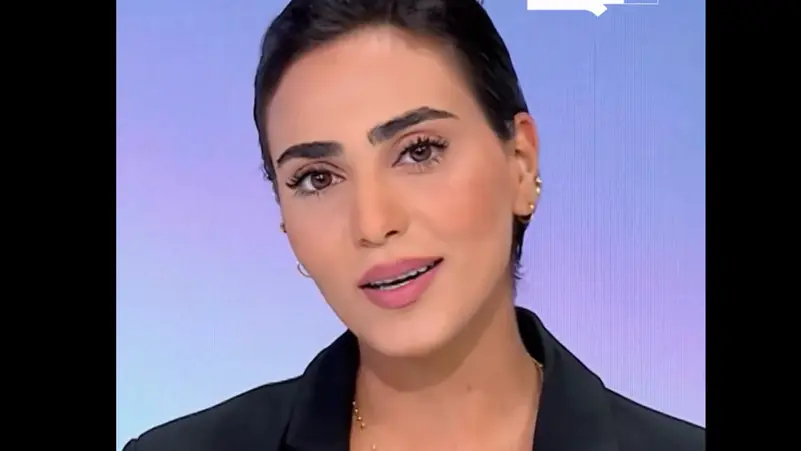 مذيعة تودع جمهورها على الهواء لمحاربة السرطان .. فيديو 