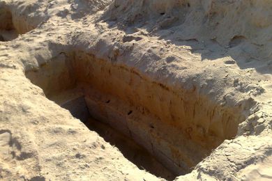 داخل القبر ..  شخص يحاول وضع سحر في فم متوفى بعمّان